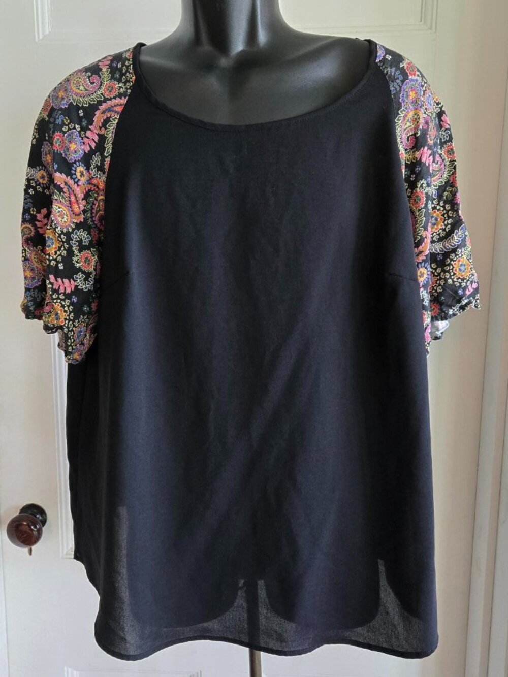 Emery Rose Black Top w/Fluttering Floral Short Sleeves Size 2XL